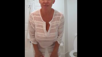 Having a bit of butt flashing fun in the hotel bathroom 🍑😉 xx 55yo 🇦🇺