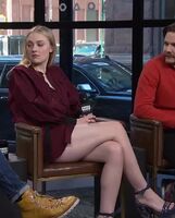 Dakota Fanning - Who else wants to taste those delicious legs of her ?