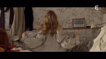 Léa Seydoux plot in 'Roses à Crédit'